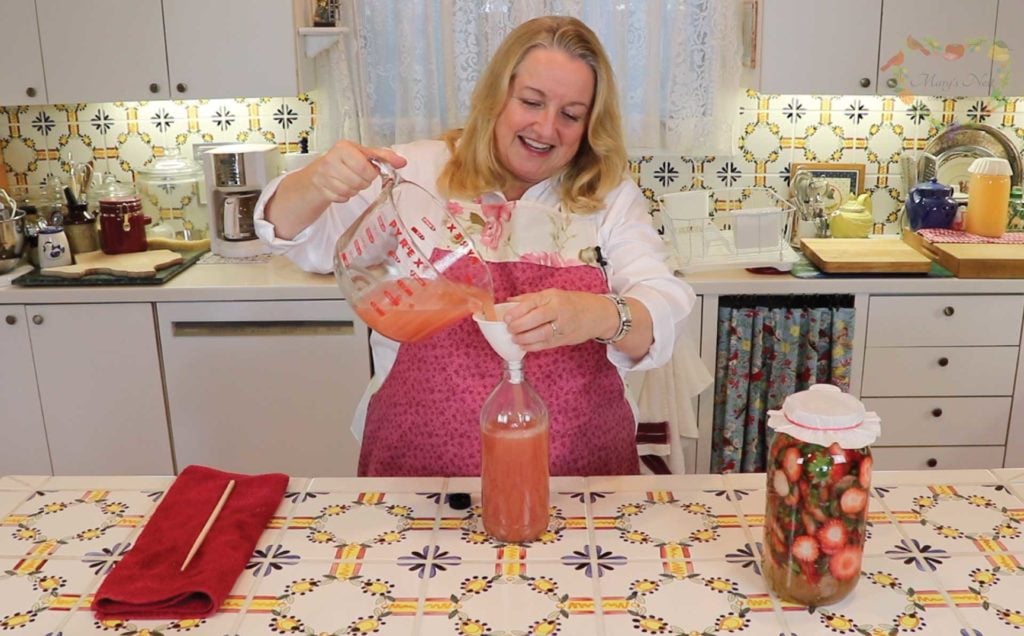 Mary's Nest Pouring Strawberry Vinegar